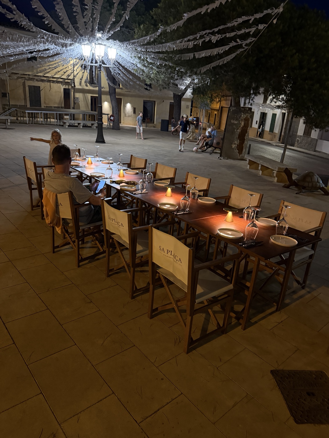 SA PLAÇA auf der Plaça am Abend